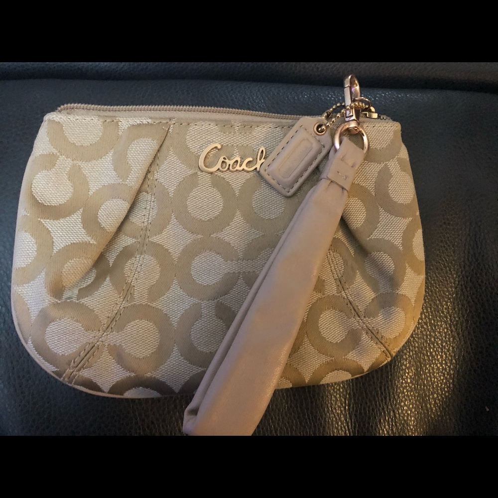👜‼️SALE‼️COACH gold wristlet with blush inside